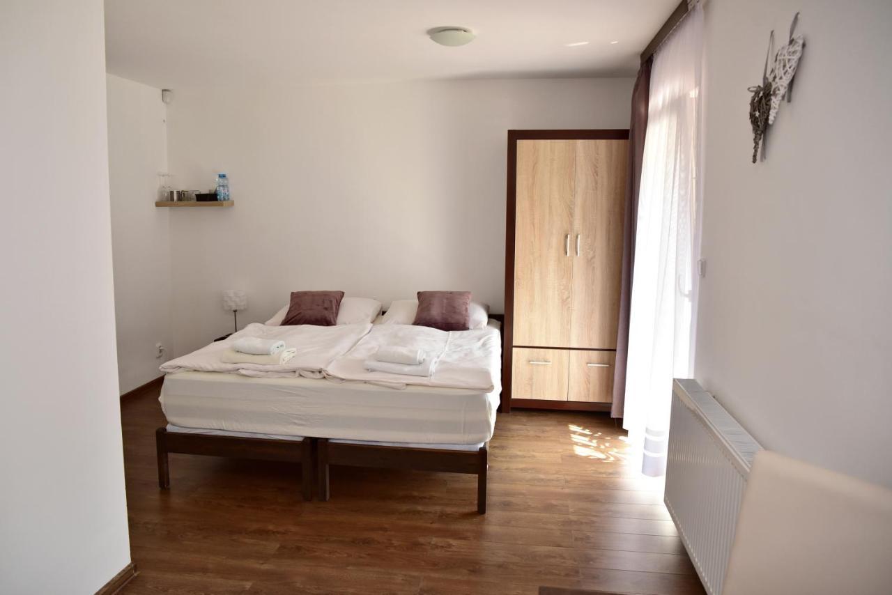 Mikulov v Krusnych Horach Pension U Krbu מראה חיצוני תמונה